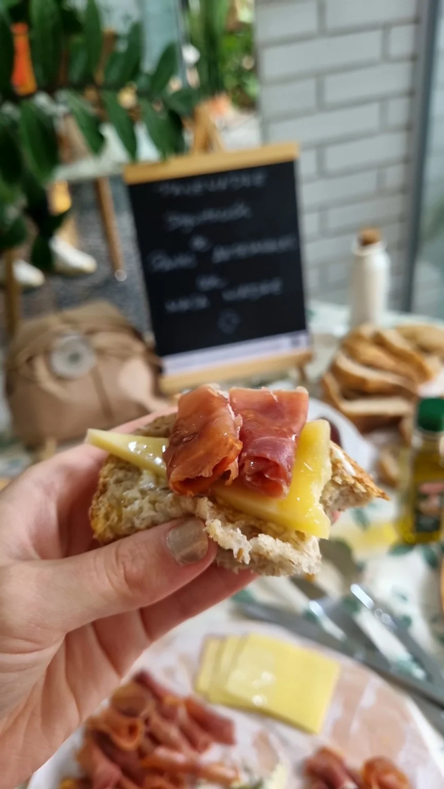 Bocado de pan Panemadre con queso y jamón