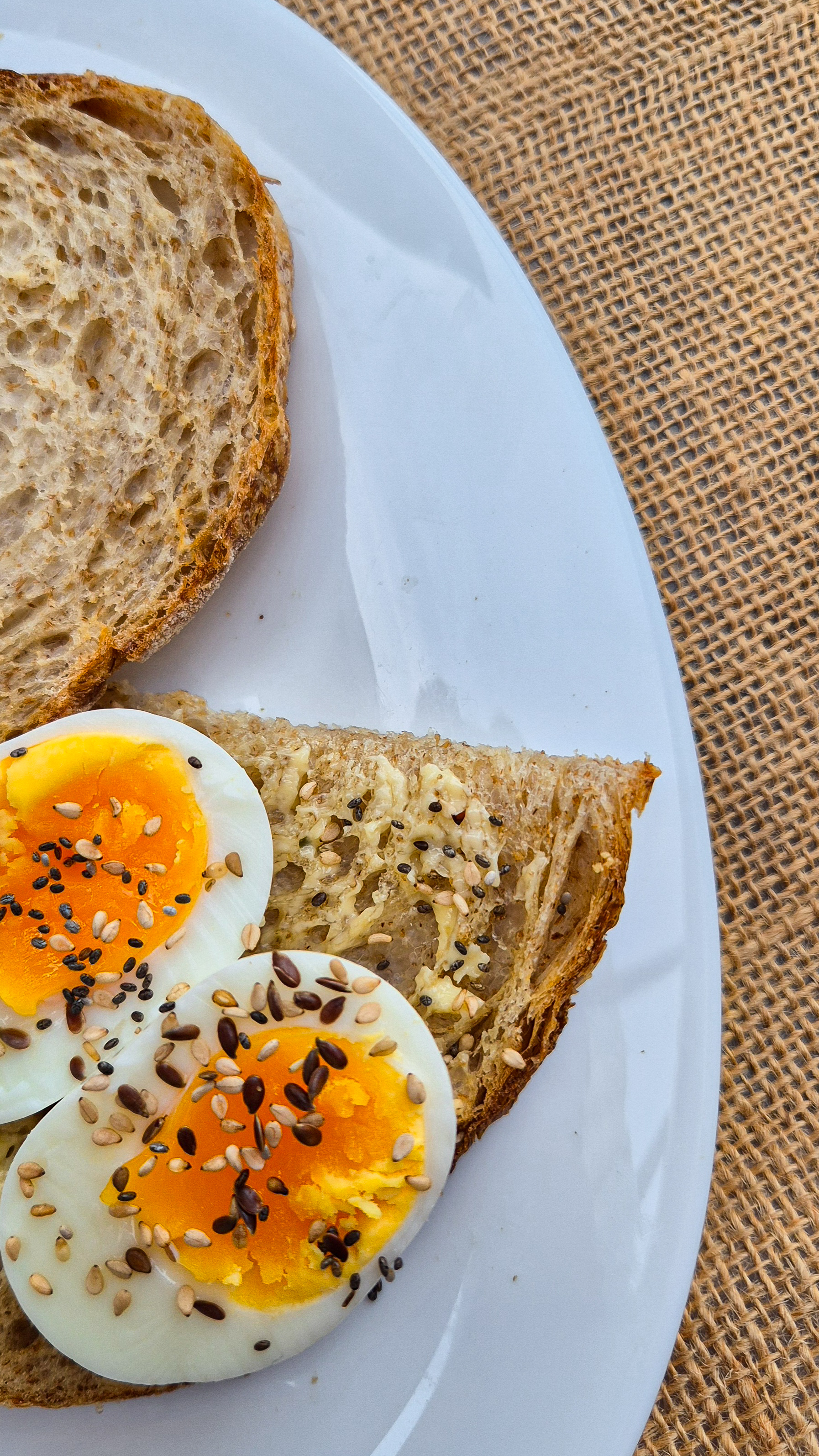Desayuno con pan de masa madre, huevos y hojas verdes
